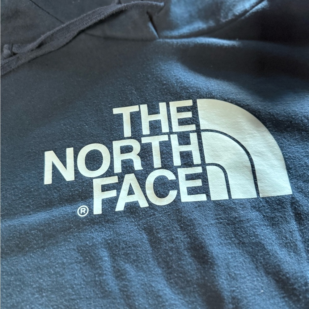 The North Face Women’s XL Sweatshirt – Cozy & Classic